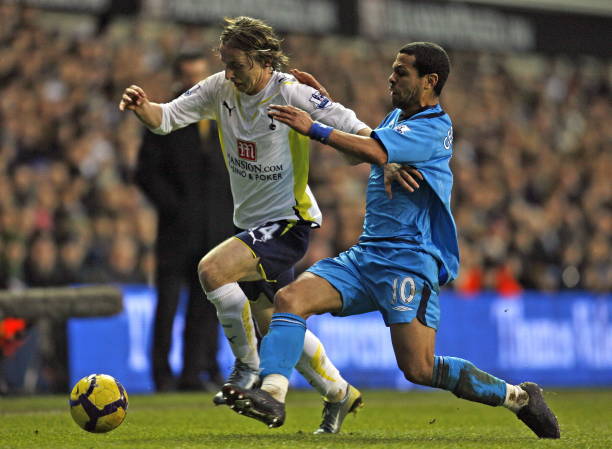 都需拭目以 都需拭目以